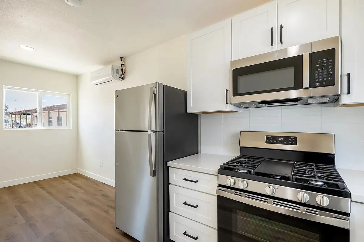 Building Photo - 6563 Oasis Ave
