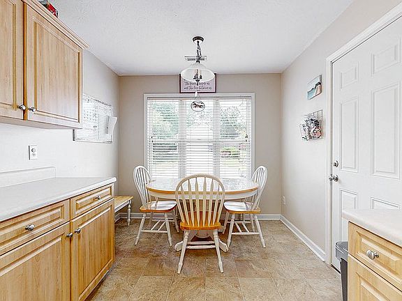 3rd image of 1102 Loman Ln