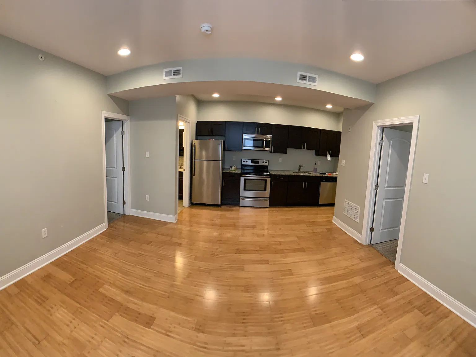 5 bed, 2500 sqft, $650 — Photo 2