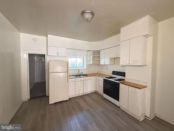 2nd image of 3236 E Lombard St