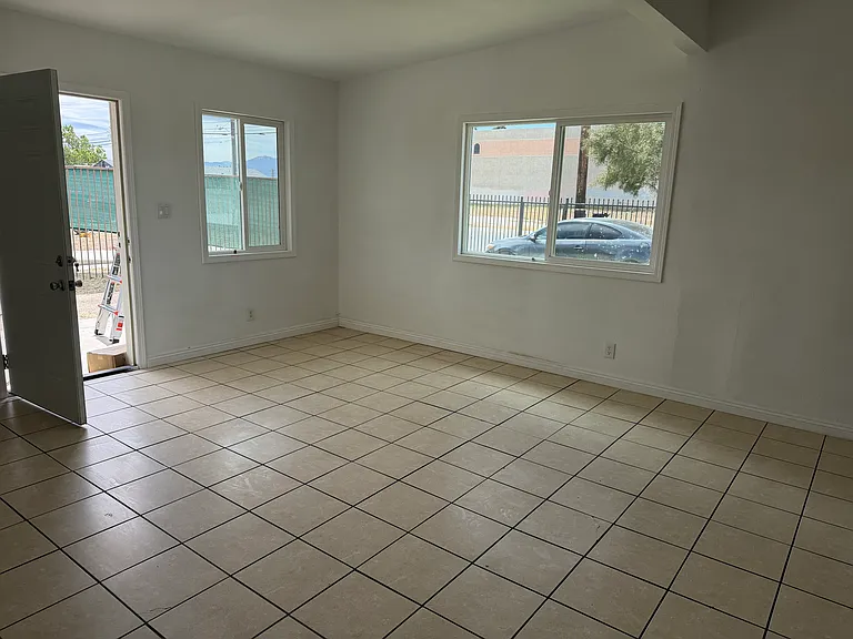 835 E Avenue Q — Photo 7