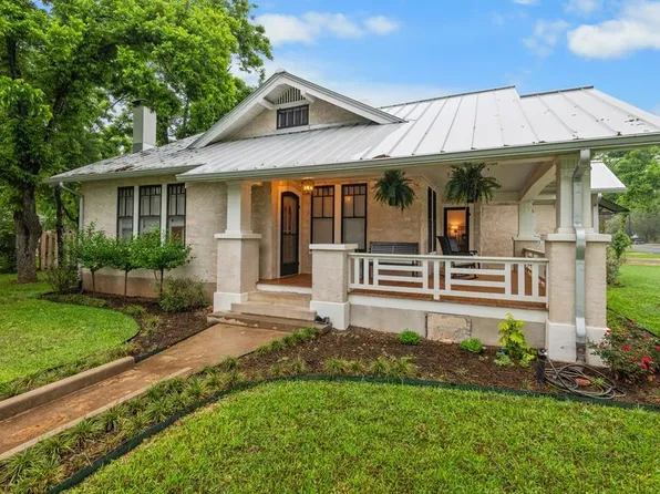 102 W Morse St, Fredericksburg, TX 78624