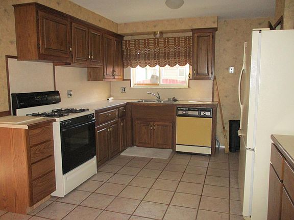4th image of 20752 Danbury St
