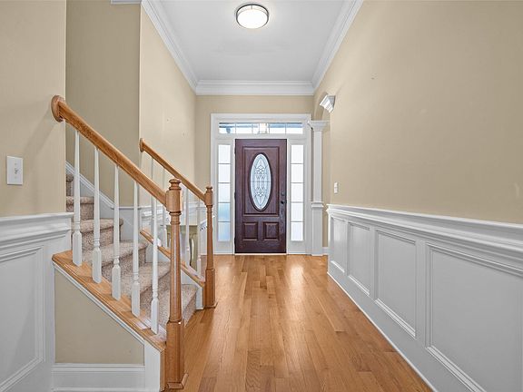 4th image of 30 Buttonwood Ct