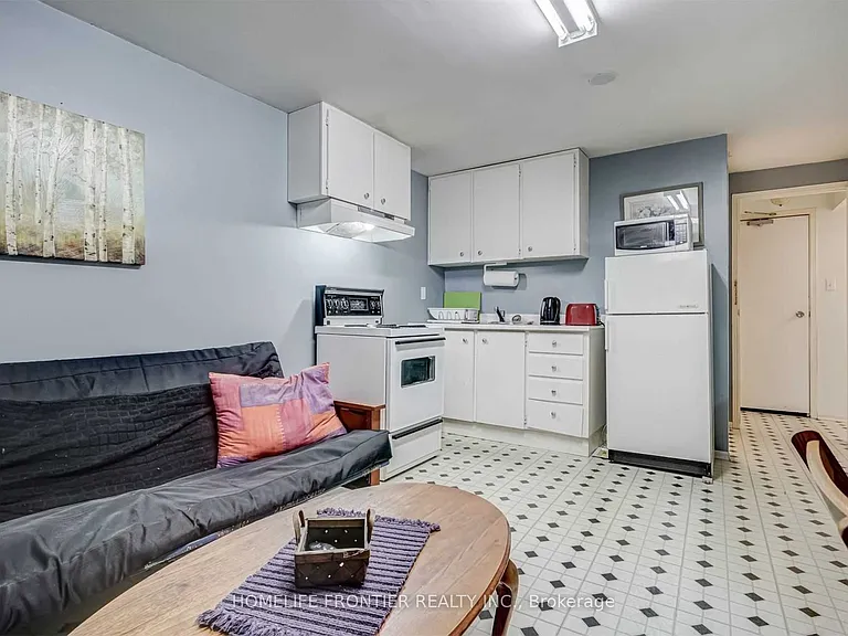 31 Madsen Cres #BASEMENT — Photo 2