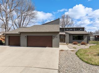 1821 Tammy Dr, Minot, ND 58701