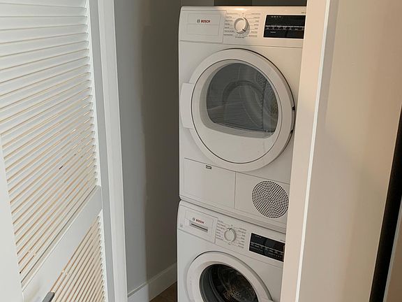 2nd image of 1024 N Clark St #702