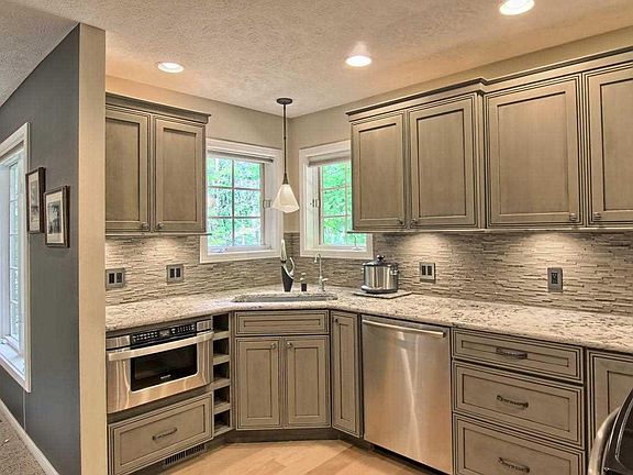 5th image of 9438 Westwood Dr