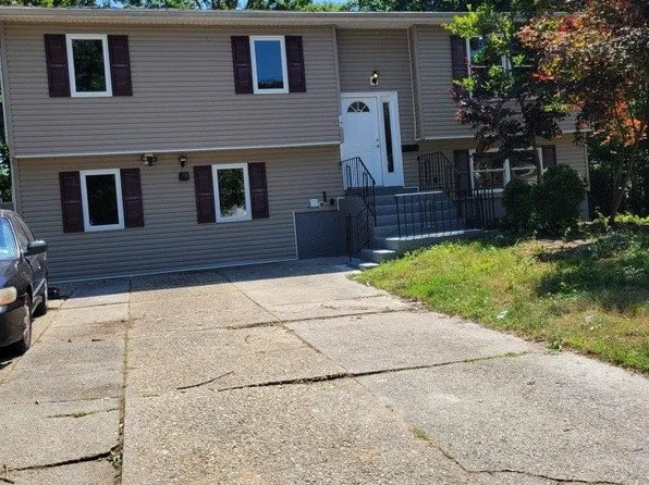 17 N Cardinal Court, Bay Shore, NY 11706