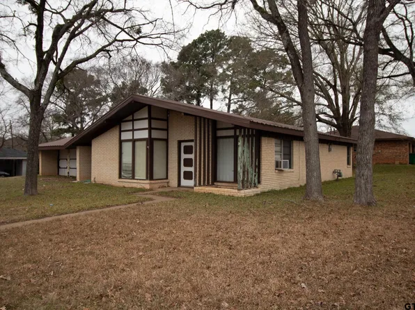405 Shamrock Dr, Palestine, TX 75803