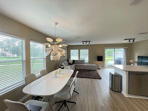 5th image of 903 S Black Cherry Dr