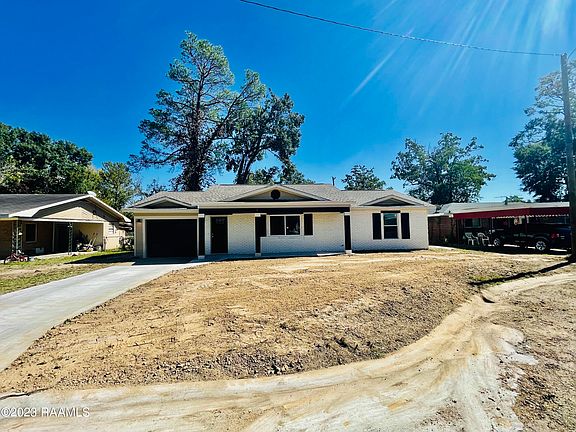 3rd image of 208 N Oleander St