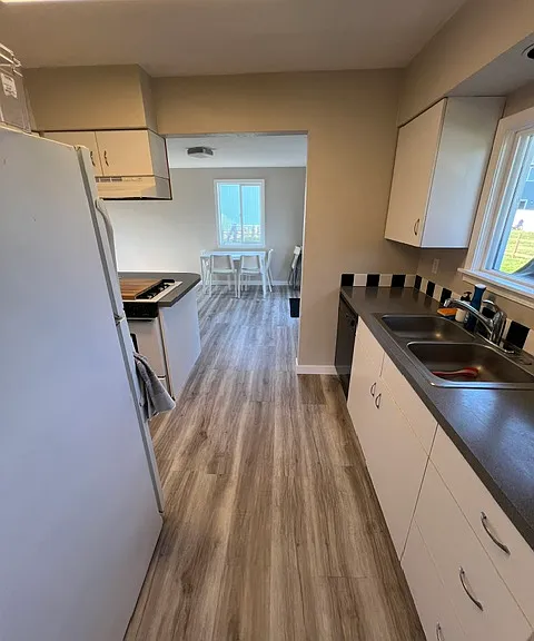 877 Pacific Dr — Photo 2