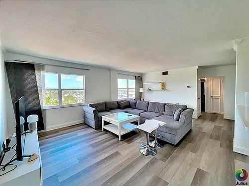 2555 NE 11th St #809 Photo 1
