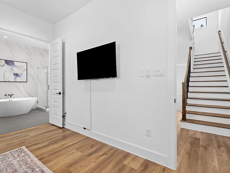 1303 E 27th St #B — Photo 33