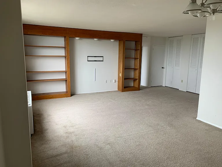 1 E University Pkwy #12 — Photo 4