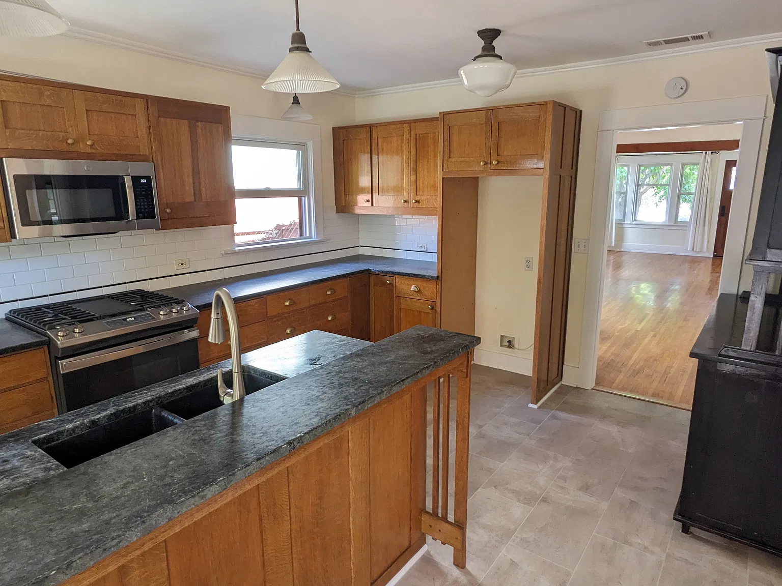 3 bed, 1232 sqft, $3,700 — Photo 4