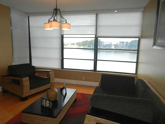 2nd image of 1524 Whitehall Dr APT 303