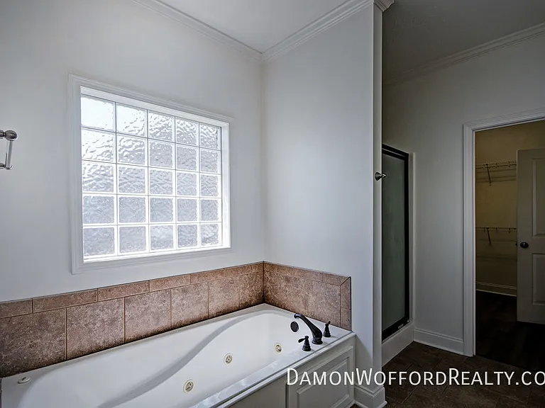 142 Lakeway Dr — Photo 18