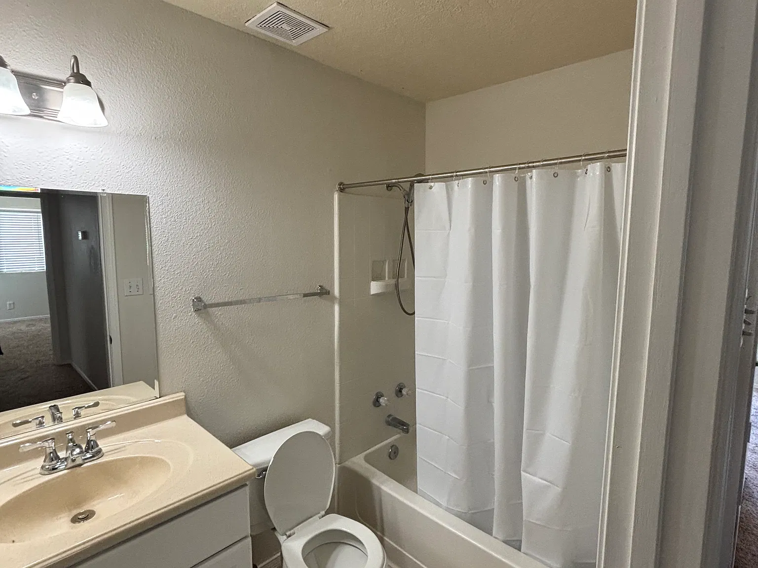 3 bed, 1086 sqft, $1,900 — Photo 2