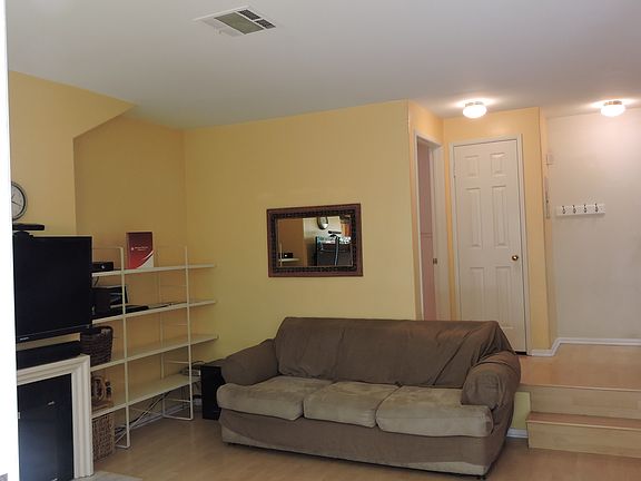 3rd image of 11524 Moorpark St Unit 4