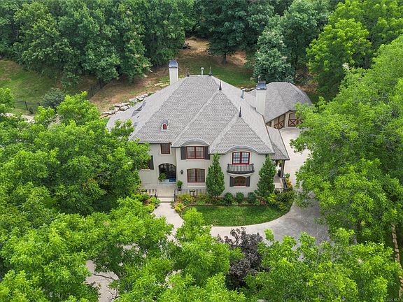 5th image of 215 W Deer Valley Dr