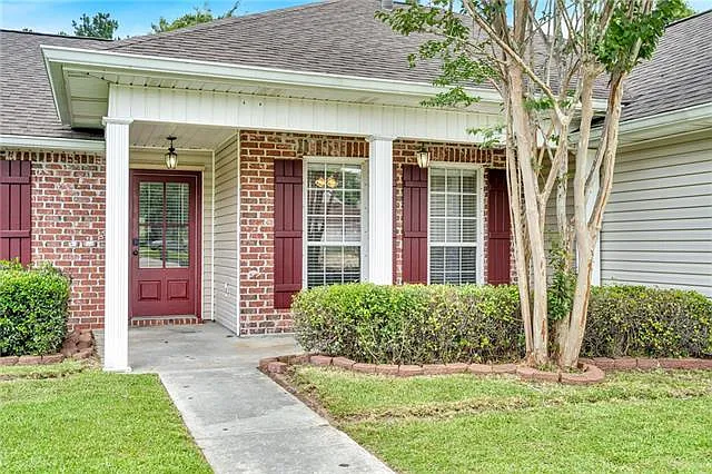 4 bed, 2.0 bath, 1947 sqft, $2,200 — Photo 2