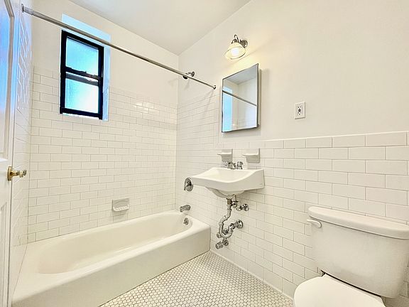 5th image of 207 E 29th St APT 27