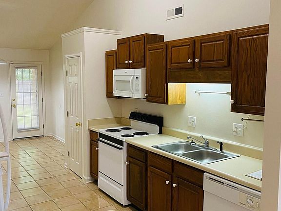 5th image of 3308 B Moseley Dr