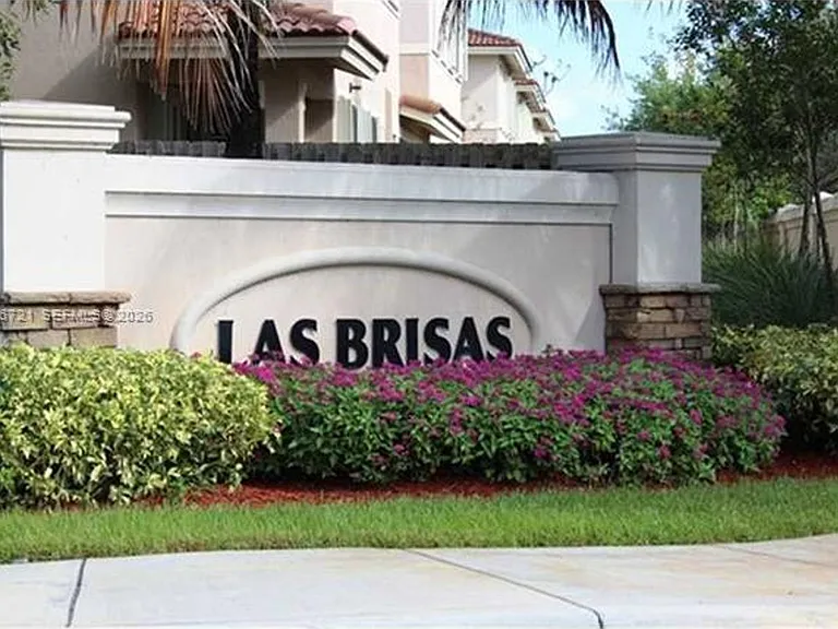 211 Las Brisas Cir #211 — Photo 1