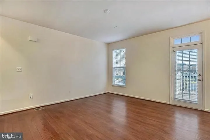 42243 Canary Grass Sq — Photo 5