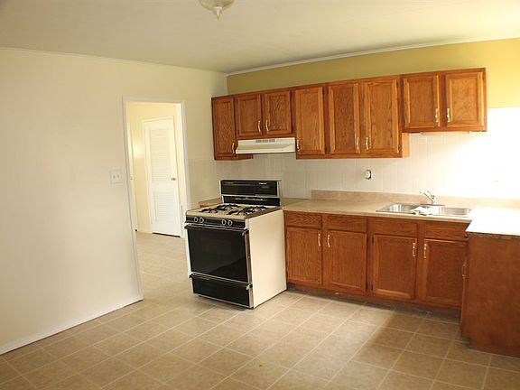 3rd image of 318 Teri St