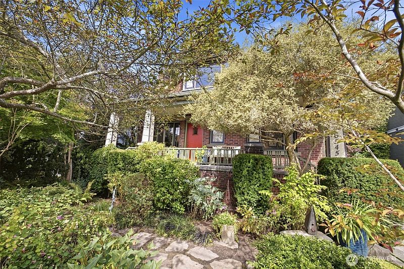 2nd image of 6545 Fauntleroy Way SW