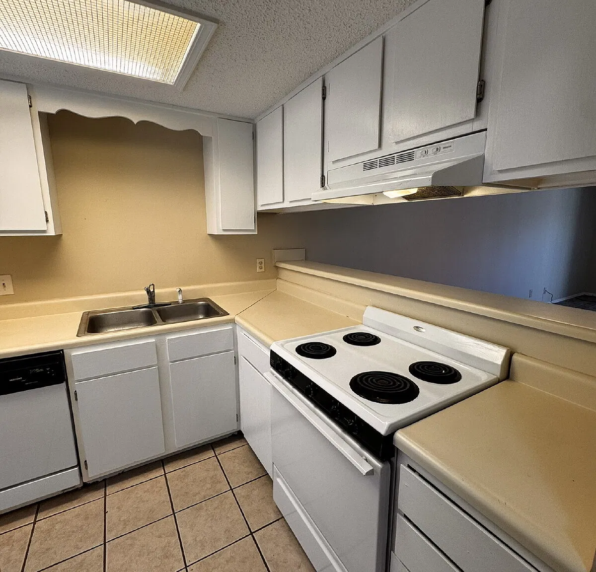 2 bed, 1.0 bath, $1,050 — Photo 2