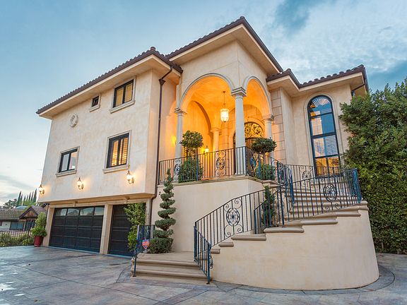 3rd image of 2959 N Beverly Glen Cir