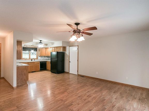 5th image of 2753 Holly Ct NW