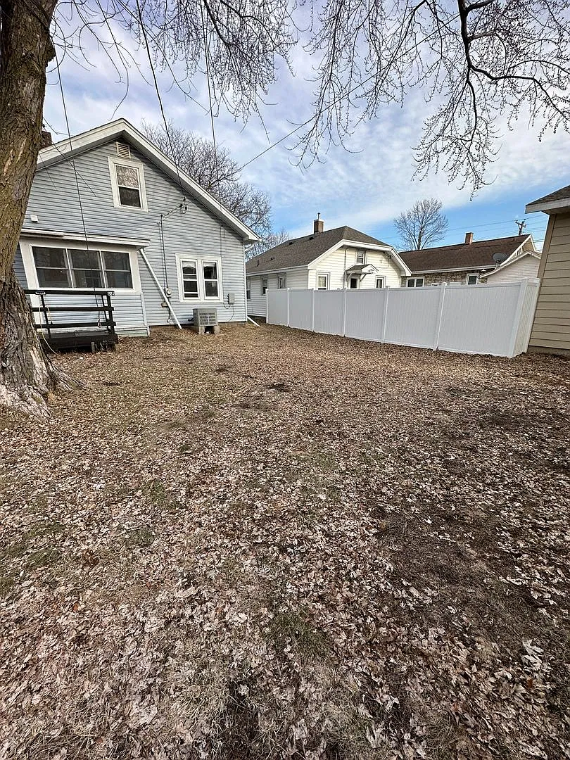 5 Bedroom Home Near UW-La Crosse with Garage & Yard — Photo 2