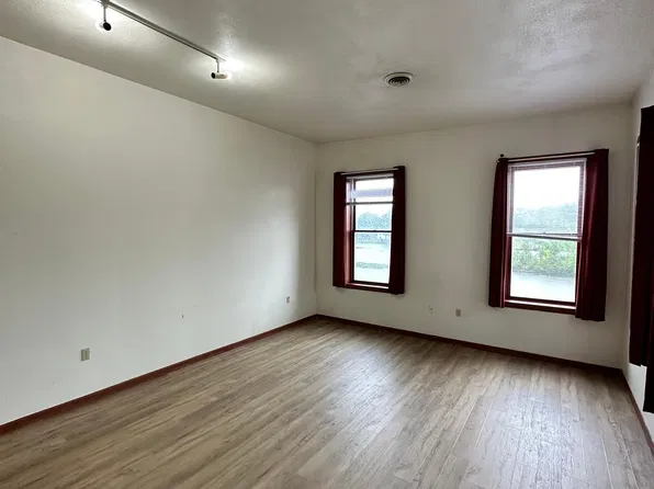 115 W Main St, Omro, WI