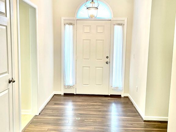 3rd image of 113 Riverrun Dr