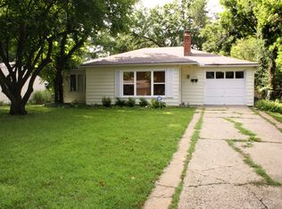 7448 Cherokee Dr, Prairie Village, KS 66208