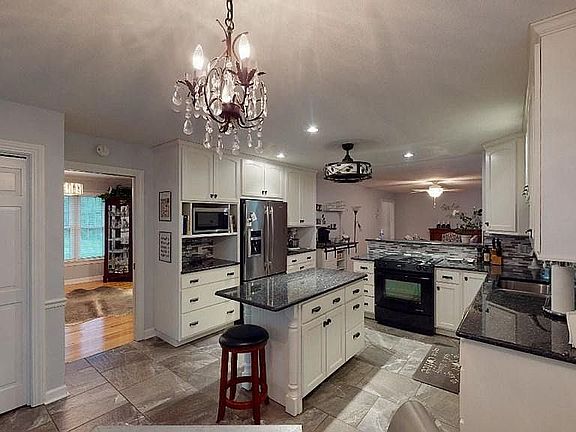 5th image of 1012 Meadowlark Dr
