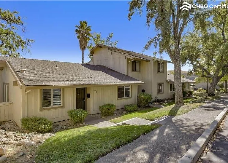 3911 Hills Ct — Photo 45