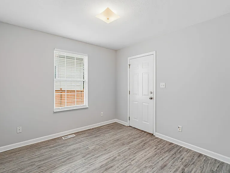 2710 E 5th Ave — Photo 20