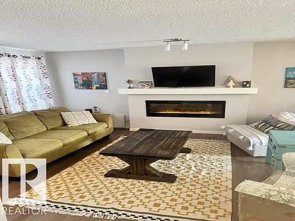 4th image of 8323 Ellis Cres NW