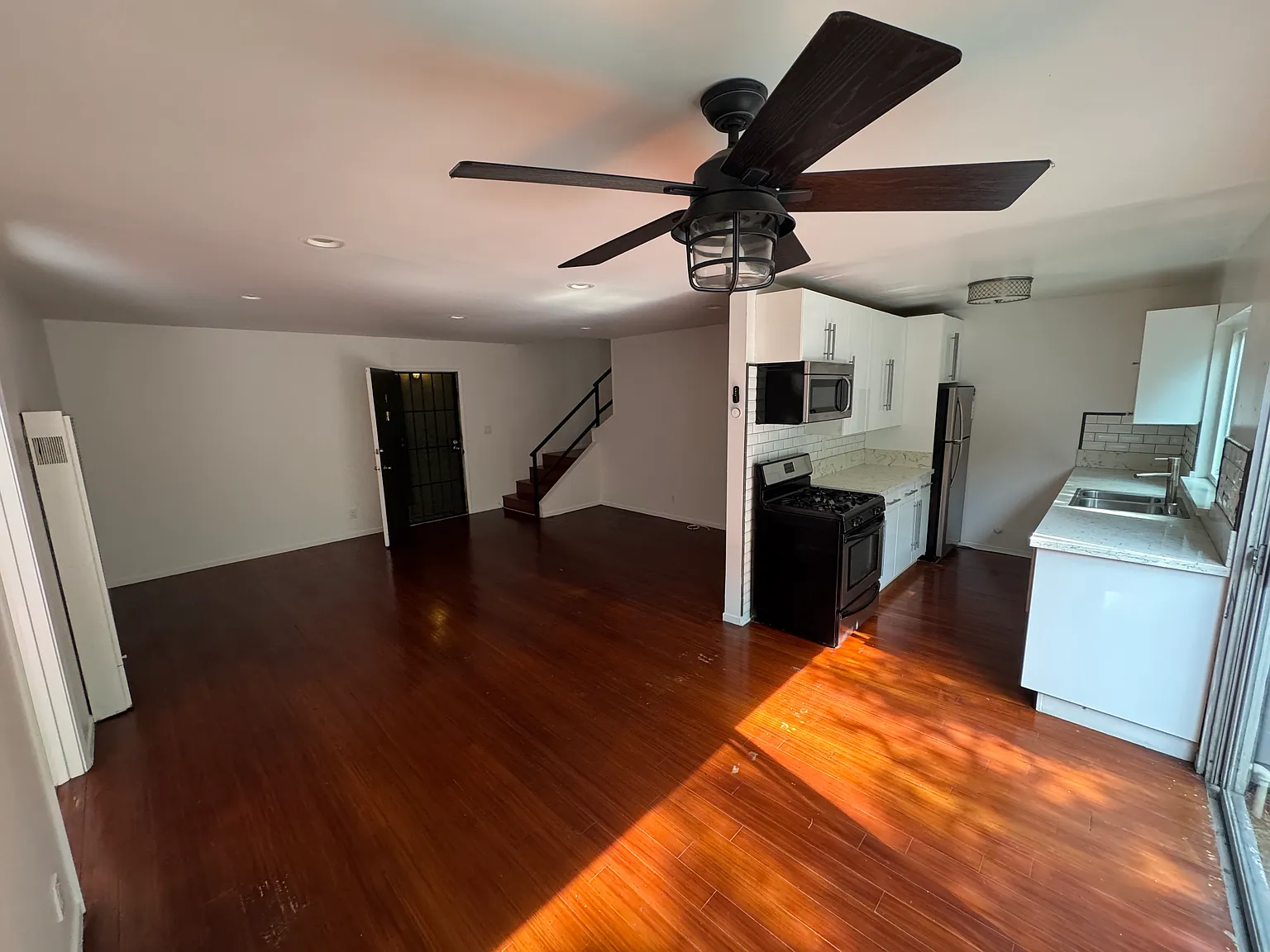 3 bed, 1300 sqft, $3,900 — Photo 1