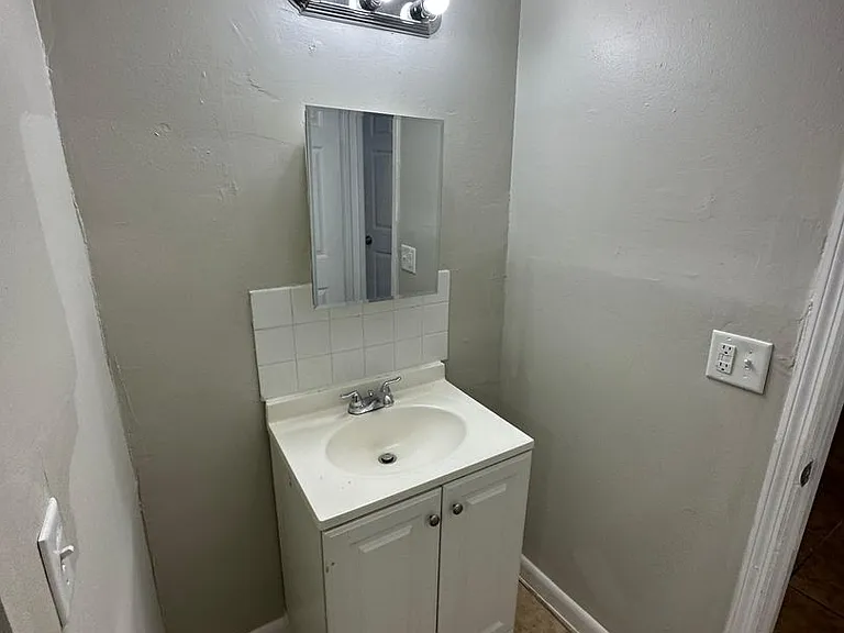 2851 Sophia St — Photo 65