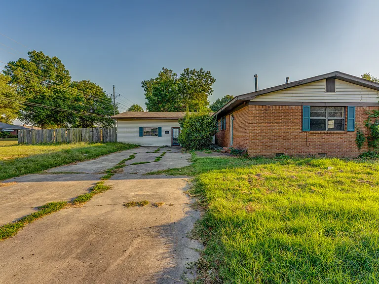 121 E Pecan St — Photo 1