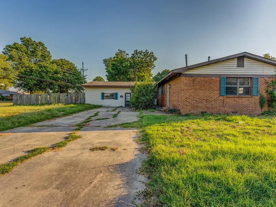 121 E Pecan St