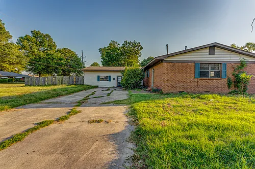 121 E Pecan St Photo 1