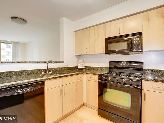 Granite countertops plenty of counter space
